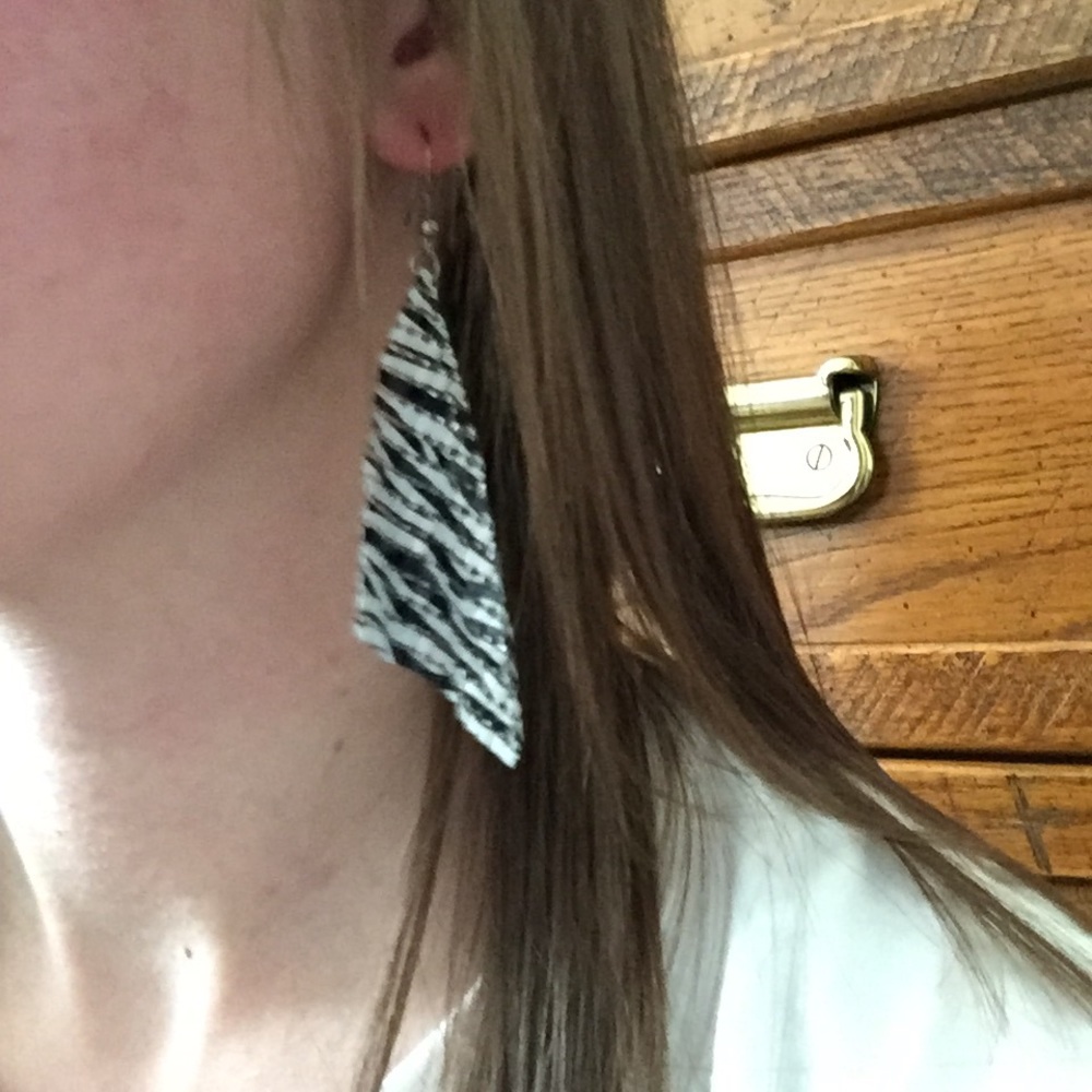 π¦ Zebra Dangle Earrings - Picture 6 of 6